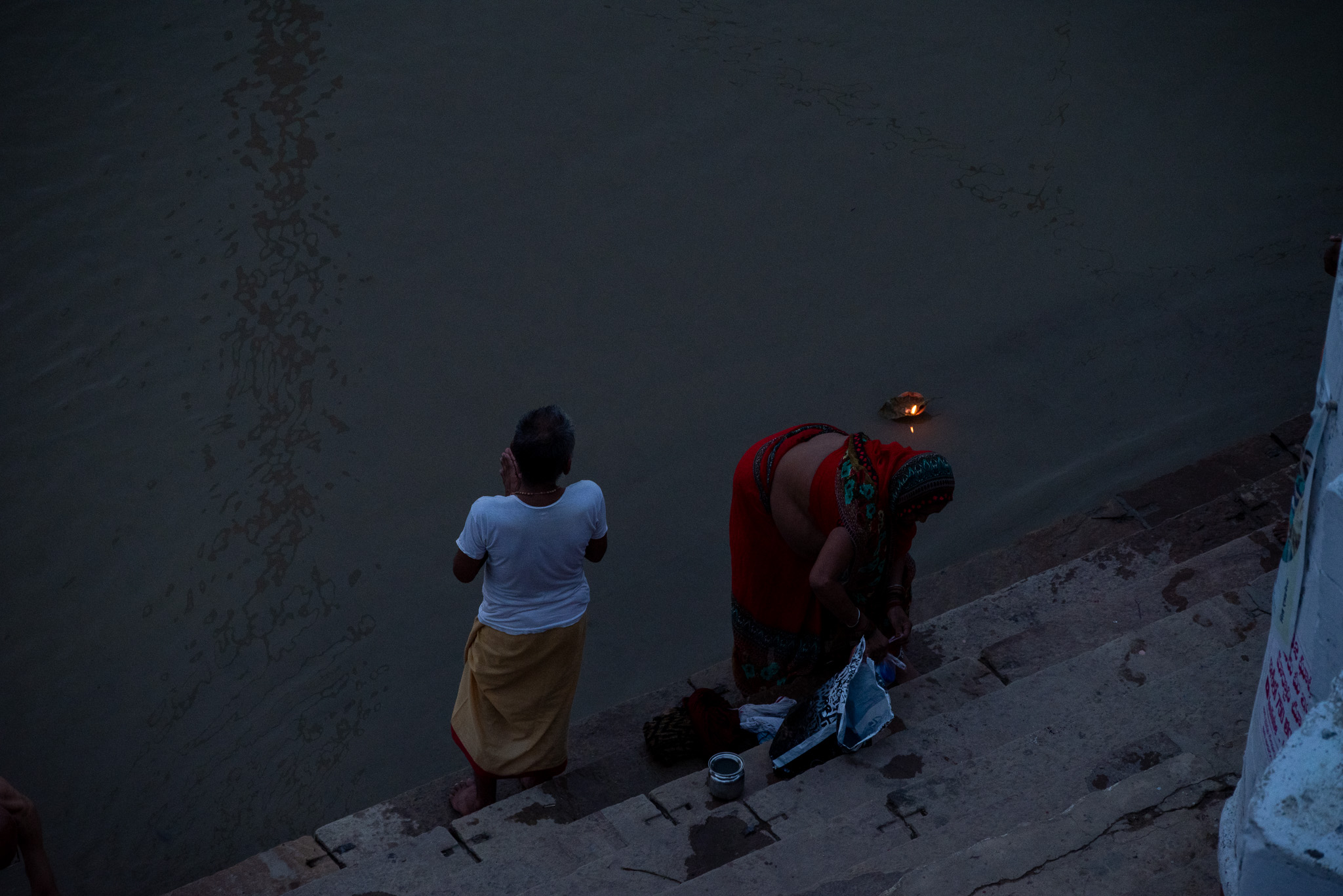 バラナシ・ガンガーでの祈り