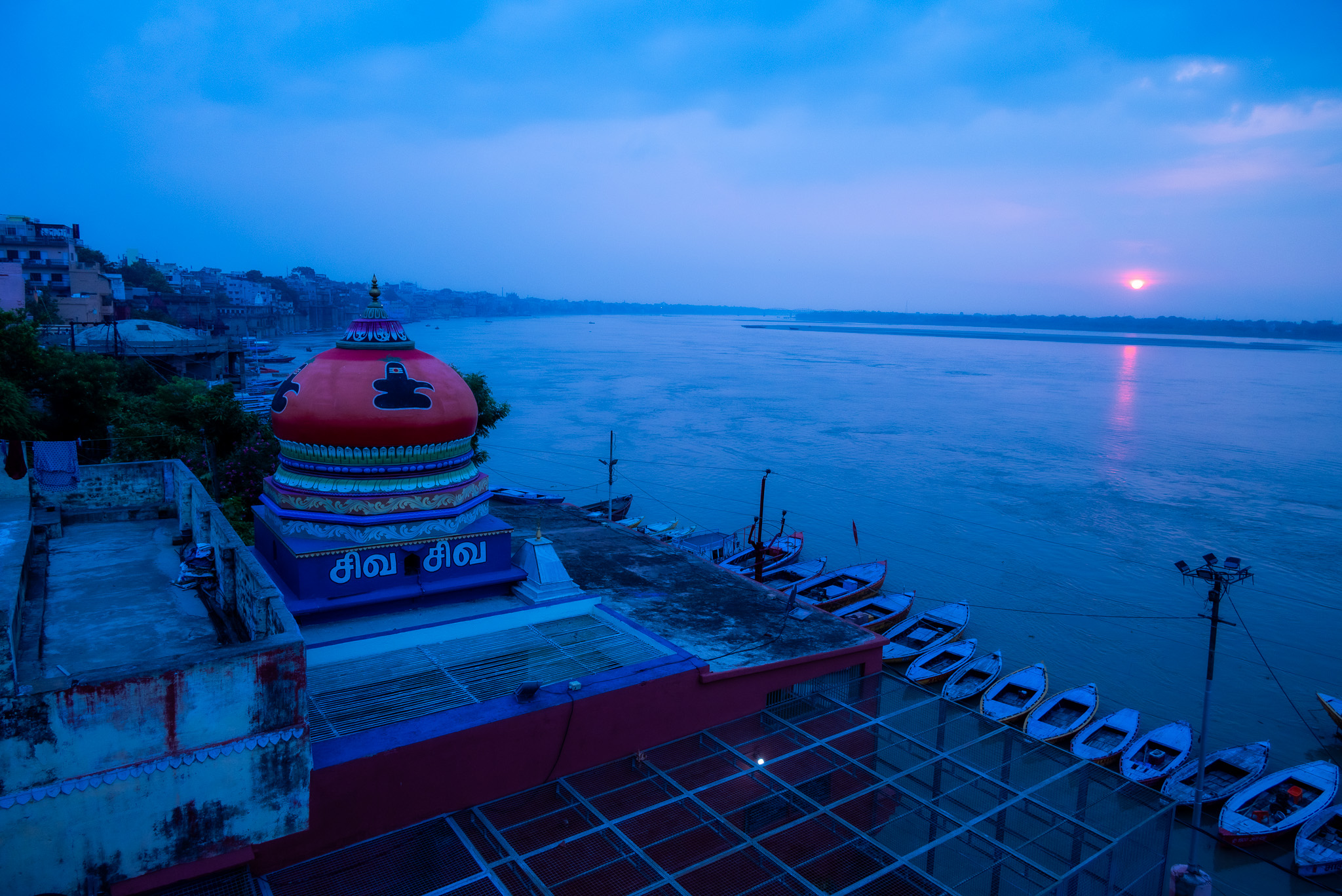 バラナシ・シヴァ寺院と夜明け
